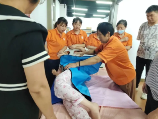 提供康复期家庭照护者支持与照护技能培训服务